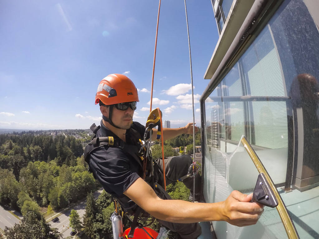 a professional man window cleaning in San Francisco
