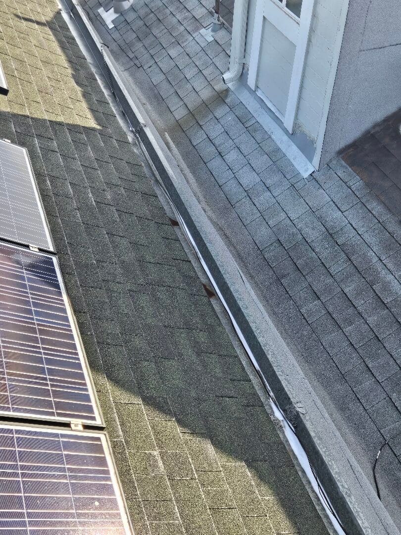 Before-and-After-Photos_Gutter-Cleaning-3-rotated (1)